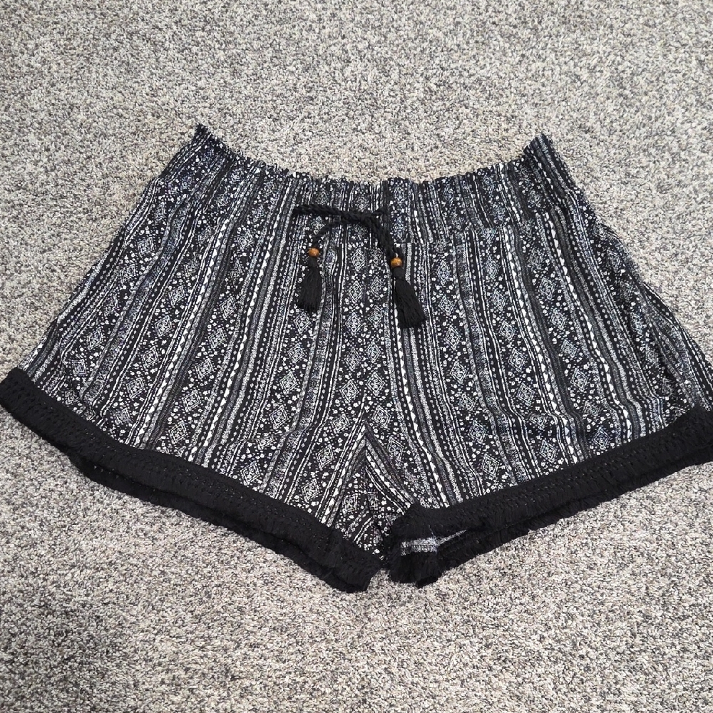 No Boundaries Black and White Women's Shorts With Elastic Waistband Size XXL